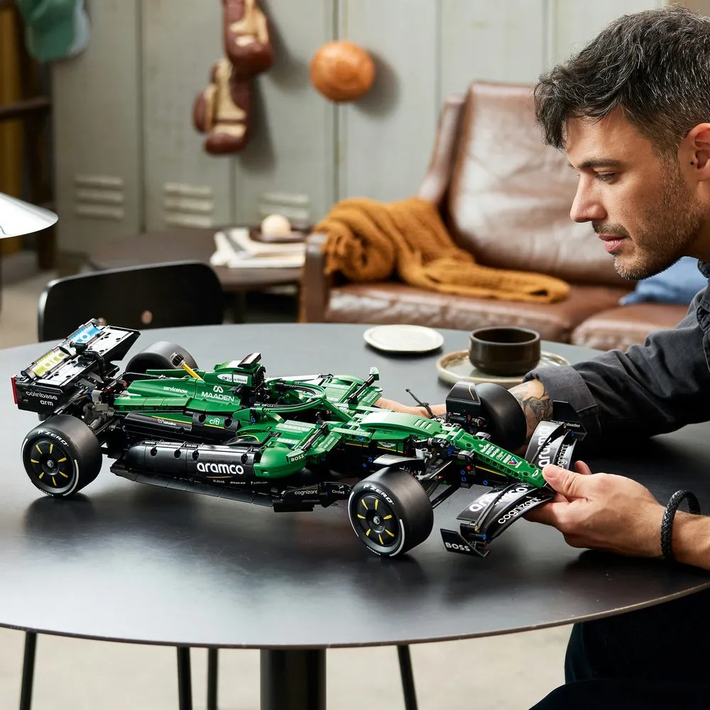 Lego 42240 Technic Aston Martin Aramco AMR25 F1® Car - Image 4